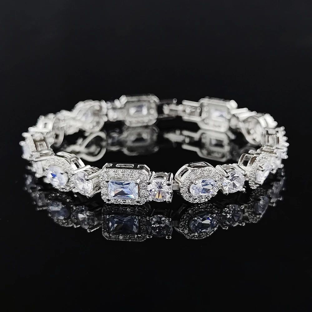 bracciale in stile classico e raffinato. Il gioiello è composto da una sequenza di pietre incastonate in una struttura metallica argentata
