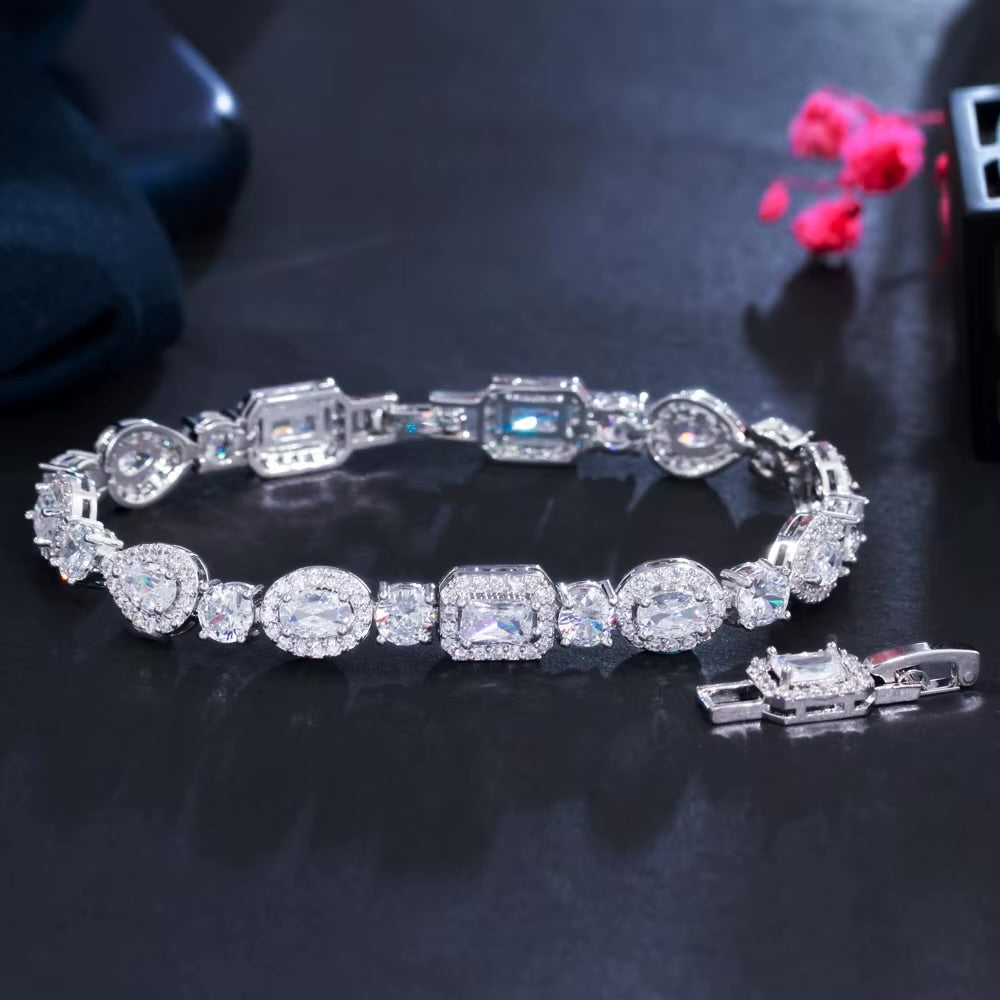 bracciale in stile classico e raffinato. Il gioiello è composto da una sequenza di pietre incastonate in una struttura metallica argentata